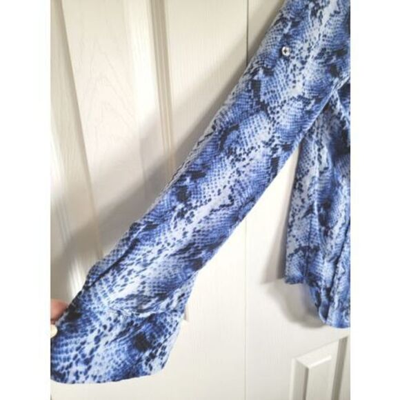 White House Black Market 2 Silk Blue Animal Print Blouse Size 2 Button Front - Picture 3 of 5